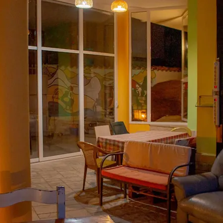 The Golden Rooster ホステル