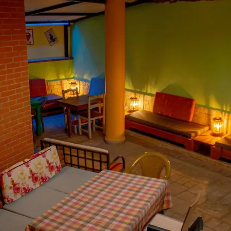 旅馆 The Golden Rooster