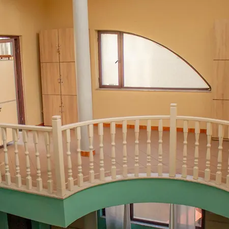 The Golden Rooster Хостел Тирана