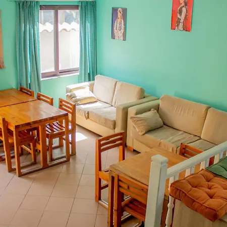 The Golden Rooster Хостел Тирана