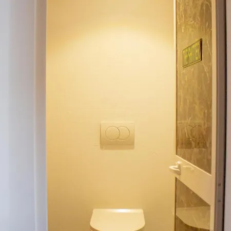 Хостел The Golden Rooster Тирана