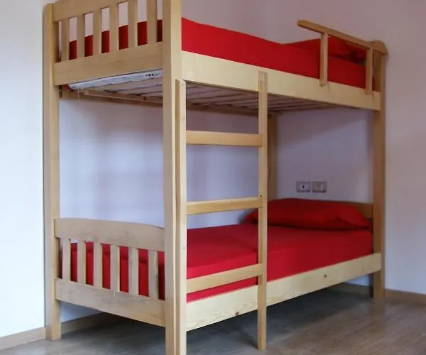 The Golden Rooster אכסניה *