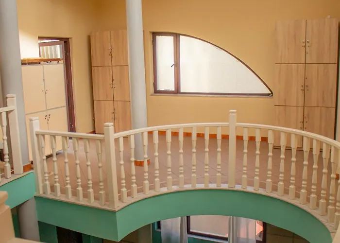 The Golden Rooster אכסניה טיראנה