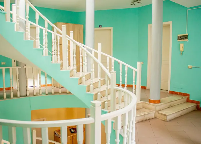 The Golden Rooster אכסניה *